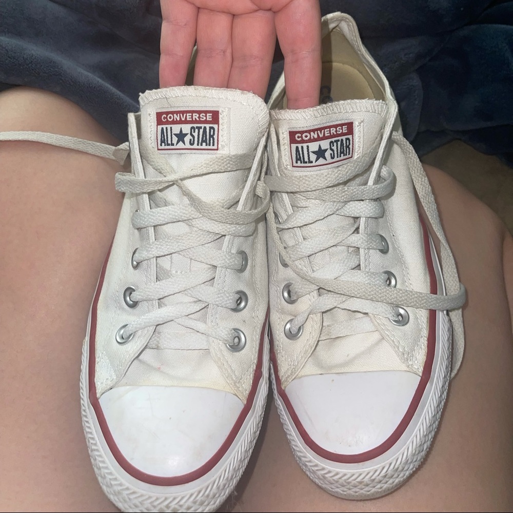 size 9 white women’s low converse wore twice.